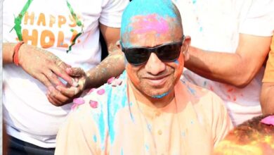 होलिका भस्म की पूजा कर सीएम योगी ने मनाई होली