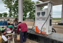 गैलन में पेट्रोल-डीजल भरवाकर रख रहे लोग, यूपी में तेल खत्म होने की अफवाह से पंपों पर लगी लंबी कतारें