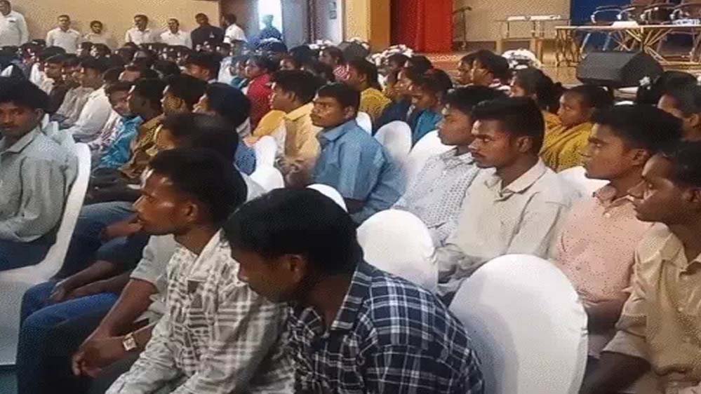बस्तर के 125 नक्सलियों ने तेलंगाना में डाले हथियार, करोड़ों के हथियार सौंपे; IG ने बताया माओवादी क्यों छोड़ रहे हिंसा बस्तर के 125 नक्सलियों ने तेलंगाना में डाले हथियार, करोड़ों के हथियार सौंपे; IG ने बताया माओवादी क्यों छोड़ रहे हिंसा