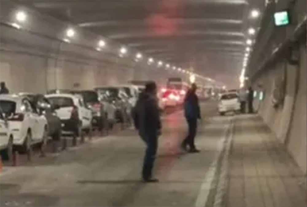 बर्फबारी देखने पहुंचे पर्यटक फंसे मुसीबत में, अटल टनल में सैकड़ों वाहन जाम; रेस्क्यू में जुटी पुलिस बर्फबारी देखने पहुंचे पर्यटक फंसे मुसीबत में, अटल टनल में सैकड़ों वाहन जाम; रेस्क्यू में जुटी पुलिस