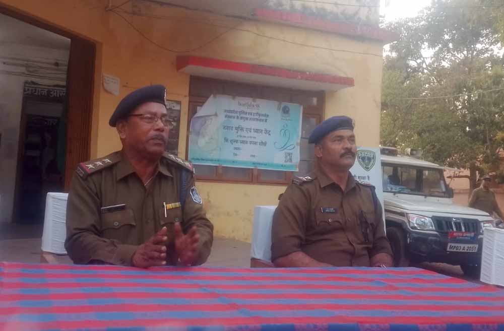 थाना राजेन्द्रग्राम में शांति समिति की बैठक होली पर्व पर शांति व्यवस्था बनाए रखने के निर्देश थाना राजेन्द्रग्राम में शांति समिति की बैठक होली पर्व पर शांति व्यवस्था बनाए रखने के निर्देश