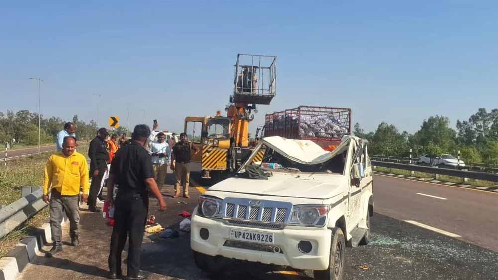 पूर्वांचल एक्सप्रेसवे पर दर्दनाक हादसा: तेज रफ्तार बोलेरो पलटी, तीन की मौत पूर्वांचल एक्सप्रेसवे पर दर्दनाक हादसा: तेज रफ्तार बोलेरो पलटी, तीन की मौत