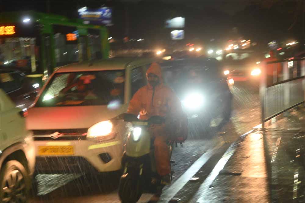 दिल्ली-NCR में बदला मौसम, तेज हवाओं और बारिश से थमी रफ्तार; रेवाड़ी में ओलावृष्टि
