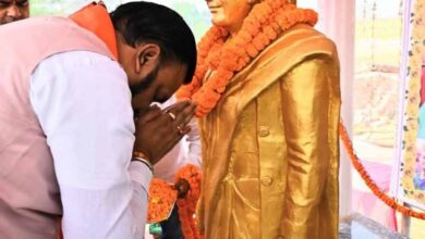 मां को श्रद्धांजलि देने पहुंचे डिप्टी CM सम्राट चौधरी, फुटबॉल खिलाड़ियों का भी बढ़ाया उत्साह