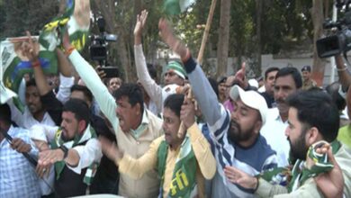 सीएम हाउस के बाहर खूब रोए जेडीयू कार्यकर्ता, ‘ये नीतीश कुमार के साथ साजिश और जनता से धोखा है’