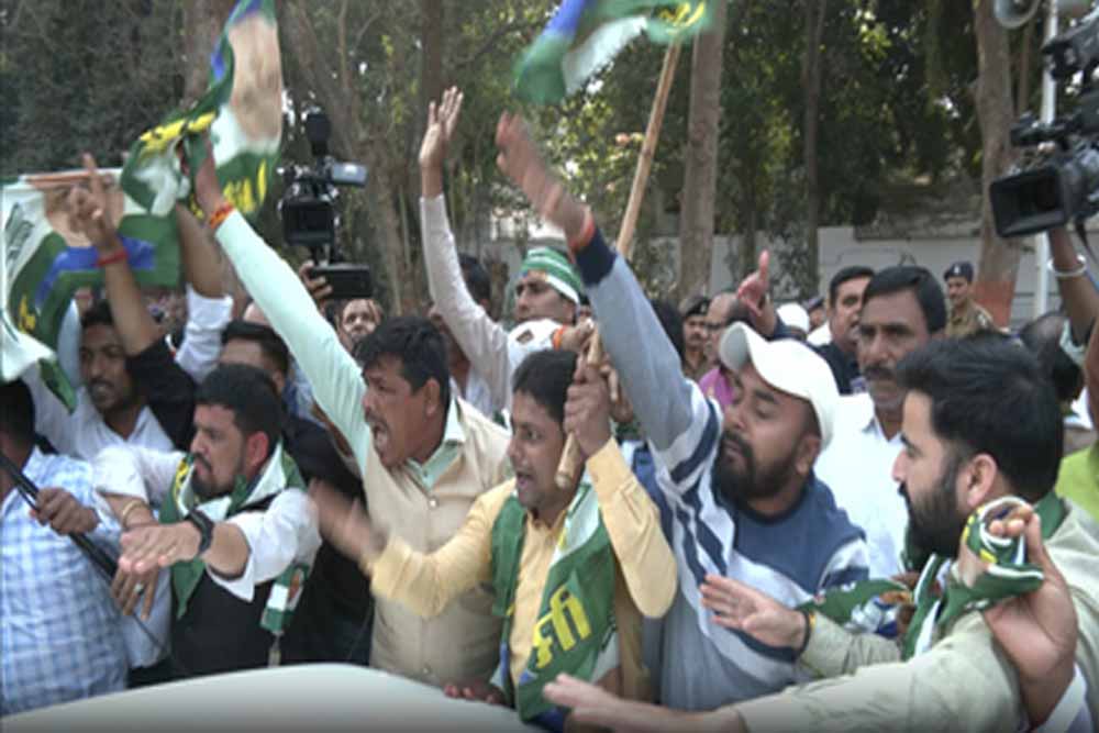 सीएम हाउस के बाहर खूब रोए जेडीयू कार्यकर्ता, ‘ये नीतीश कुमार के साथ साजिश और जनता से धोखा है’