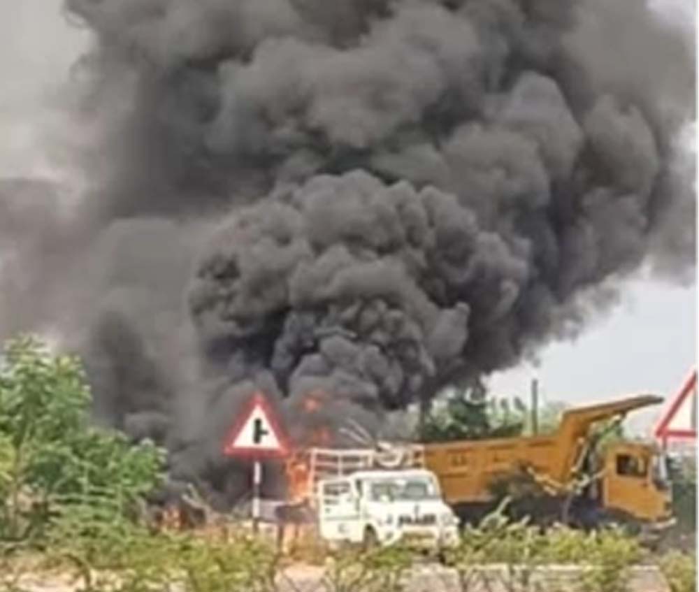 रायपुर में बड़ा हादसा: रोड मार्किंग मशीन में ब्लास्ट, आसमान में उठा धुएं का गुबार
