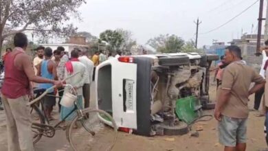 ट्रैक्टर से टकराई स्कूल वैन पलटने से 10 से ज्यादा बच्चे – टीचर घायल अस्पताल में इलाज जारी ट्रैक्टर से टकराई स्कूल वैन पलटने से 10 से ज्यादा बच्चे – टीचर घायल अस्पताल में इलाज जारी