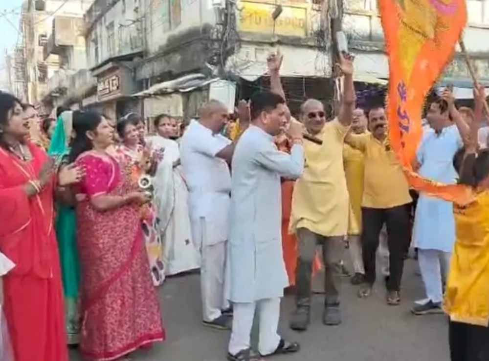 चैत्र नवरात्र पर मनेन्द्रगढ़ में भक्ति की बयार: प्रभात फेरी में उमड़ रहा श्रद्धालुओं का सैलाब चैत्र नवरात्र पर मनेन्द्रगढ़ में भक्ति की बयार: प्रभात फेरी में उमड़ रहा श्रद्धालुओं का सैलाब