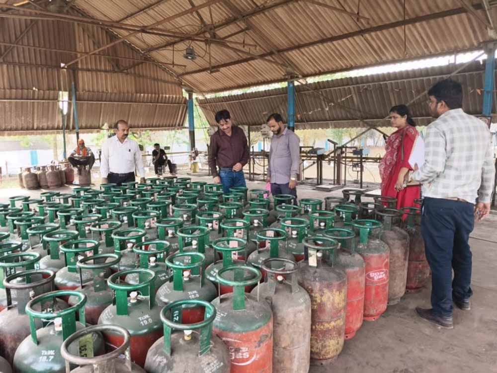 दुर्ग में बड़ा एक्शन: 599 गैस सिलेंडर जब्त, खाद्य विभाग की ताबड़तोड़ छापेमारी