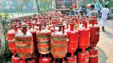 गैस एजेंसी पर छापा: जांच में गड़बड़ी उजागर, 961 भरे-खाली सिलेंडर जब्त