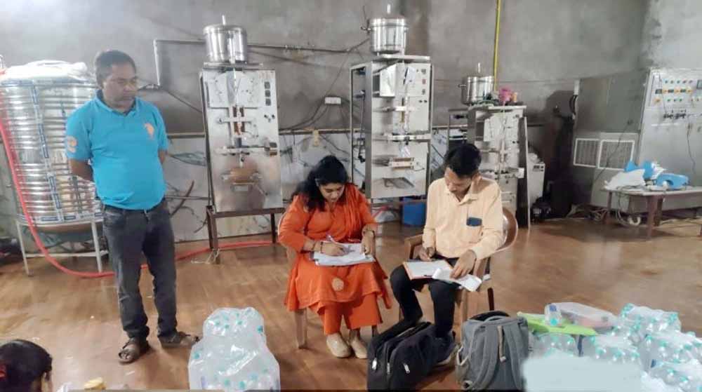 दुर्ग में खाद्य विभाग का एक्शन: पानी और जूस फैक्ट्रियों पर छापा, बड़ी जब्ती दुर्ग में खाद्य विभाग का एक्शन: पानी और जूस फैक्ट्रियों पर छापा, बड़ी जब्ती