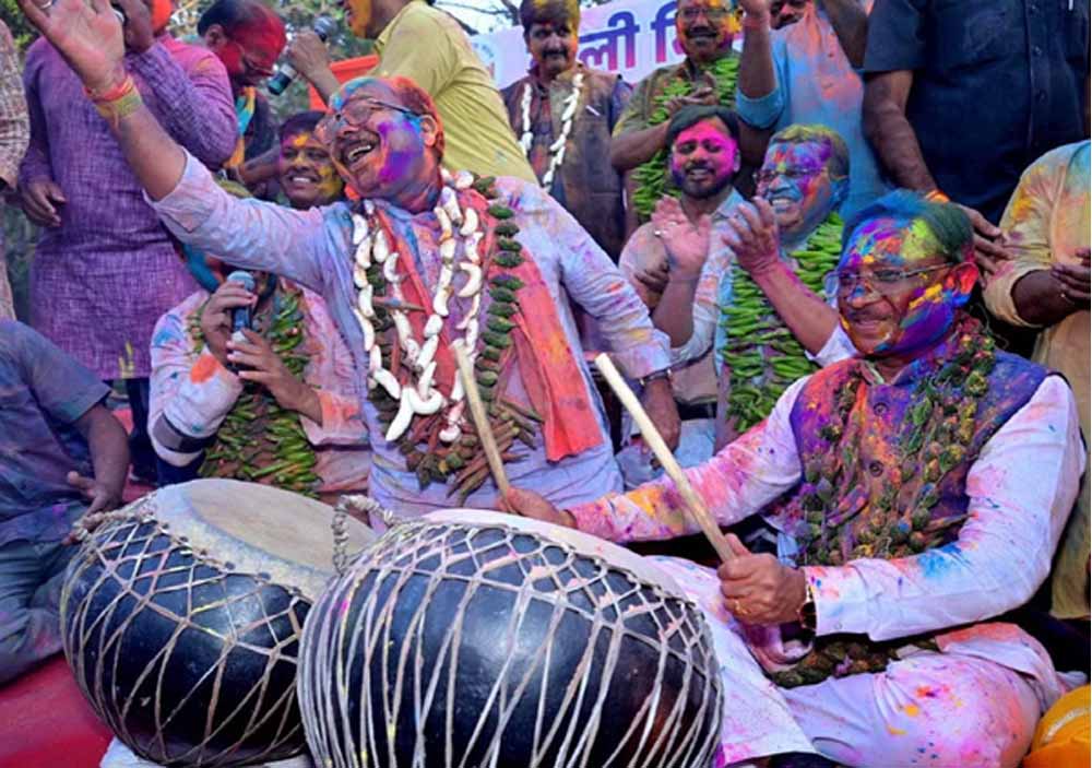 CM साय ने रायपुर प्रेस क्लब में पत्रकारों के साथ खेली होली, आपसी प्रेम और सद्भाव का दिया सन्देश