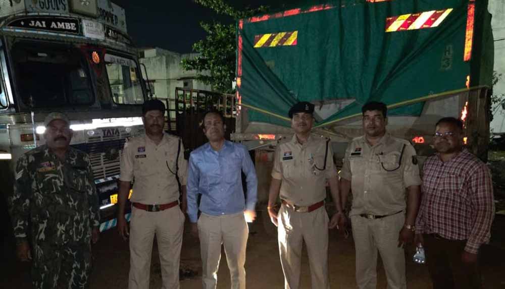 अवैध खनन पर बड़ी कार्रवाई: 11 हाइवा, 2 जेसीबी और चैन माउंटेन मशीन जब्त अवैध खनन पर बड़ी कार्रवाई: 11 हाइवा, 2 जेसीबी और चैन माउंटेन मशीन जब्त