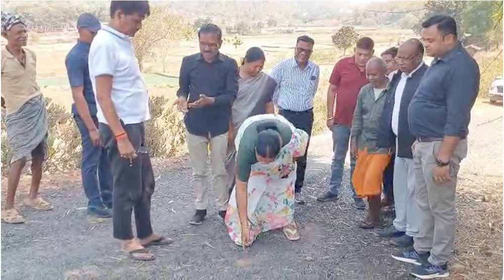 सड़क निर्माण में गड़बड़ी पर भड़कीं विधायक रायमुनी भगत, निरीक्षण के दौरान अफसरों को लगाई फटकार