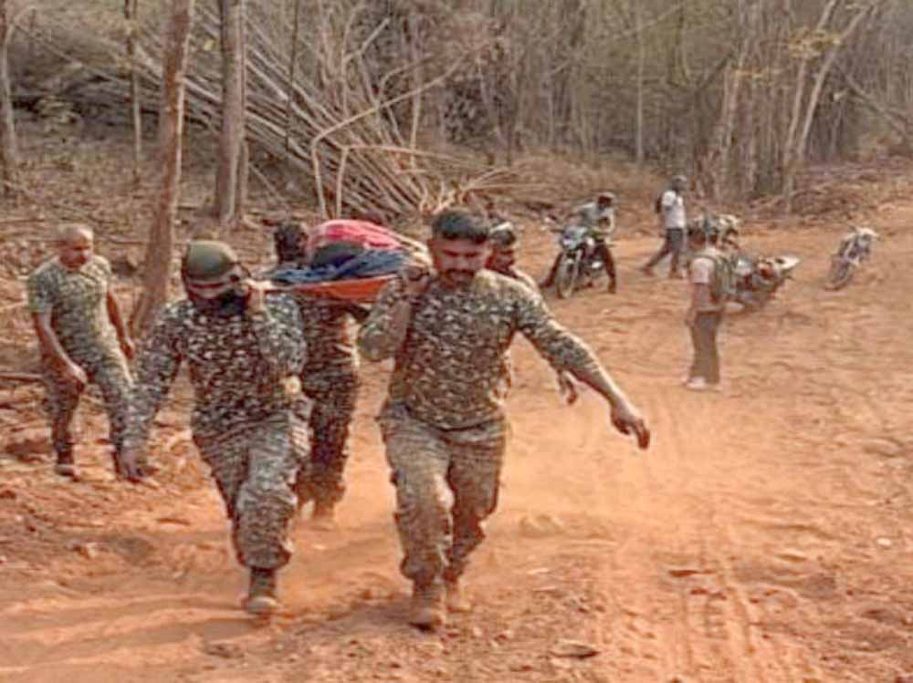 ITBP जवानों की दरियादिली: गर्भवती महिला को 5 किमी कंधों पर उठाकर बचाई जान ITBP जवानों की दरियादिली: गर्भवती महिला को 5 किमी कंधों पर उठाकर बचाई जान