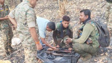 छत्तीसगढ़ के जंगल में नक्सलियों का हथियारों का जखीरा बरामद, AK-47 और इंसास रायफल जब्त