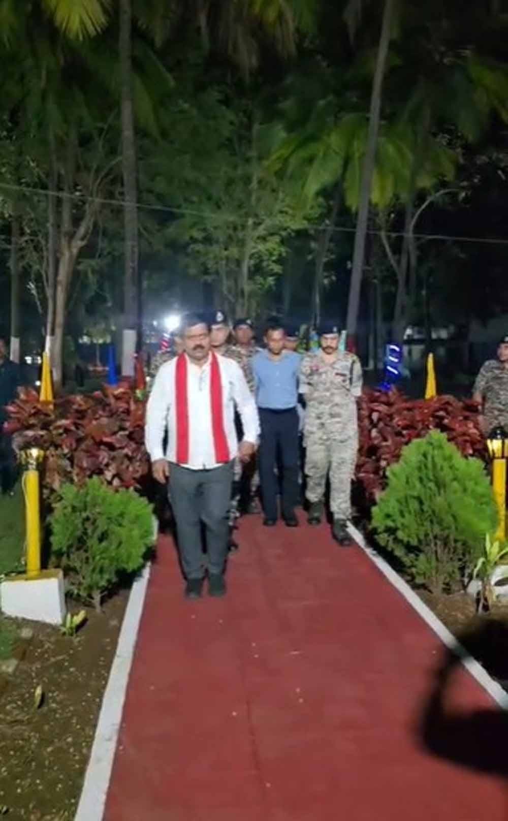 रात में बस्तर के CRPF कैंप पहुंचे गृहमंत्री विजय शर्मा, जोखिम भरे सड़क सफर के बीच किया दौरा रात में बस्तर के CRPF कैंप पहुंचे गृहमंत्री विजय शर्मा, जोखिम भरे सड़क सफर के बीच किया दौरा