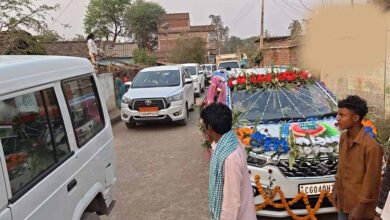 गरियाबंद कलेक्टर की महिला समूह से आधे घंटे चर्चा, बारातियों को देख बोले— ‘यही है बदली हुई हालत का प्रमाण’ गरियाबंद कलेक्टर की महिला समूह से आधे घंटे चर्चा, बारातियों को देख बोले— ‘यही है बदली हुई हालत का प्रमाण’