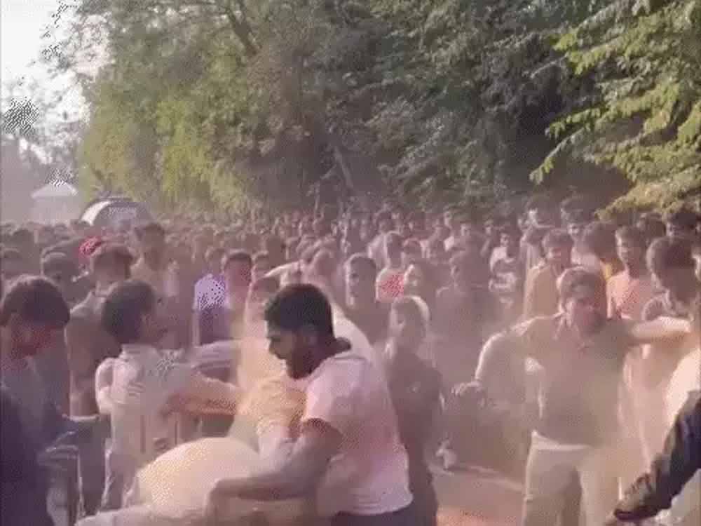 केंद्रीय विश्वविद्यालय में होली मिलन में भिड़े छात्र, तेज साउंड बजाने पर जमकर चले लात-घूंसे