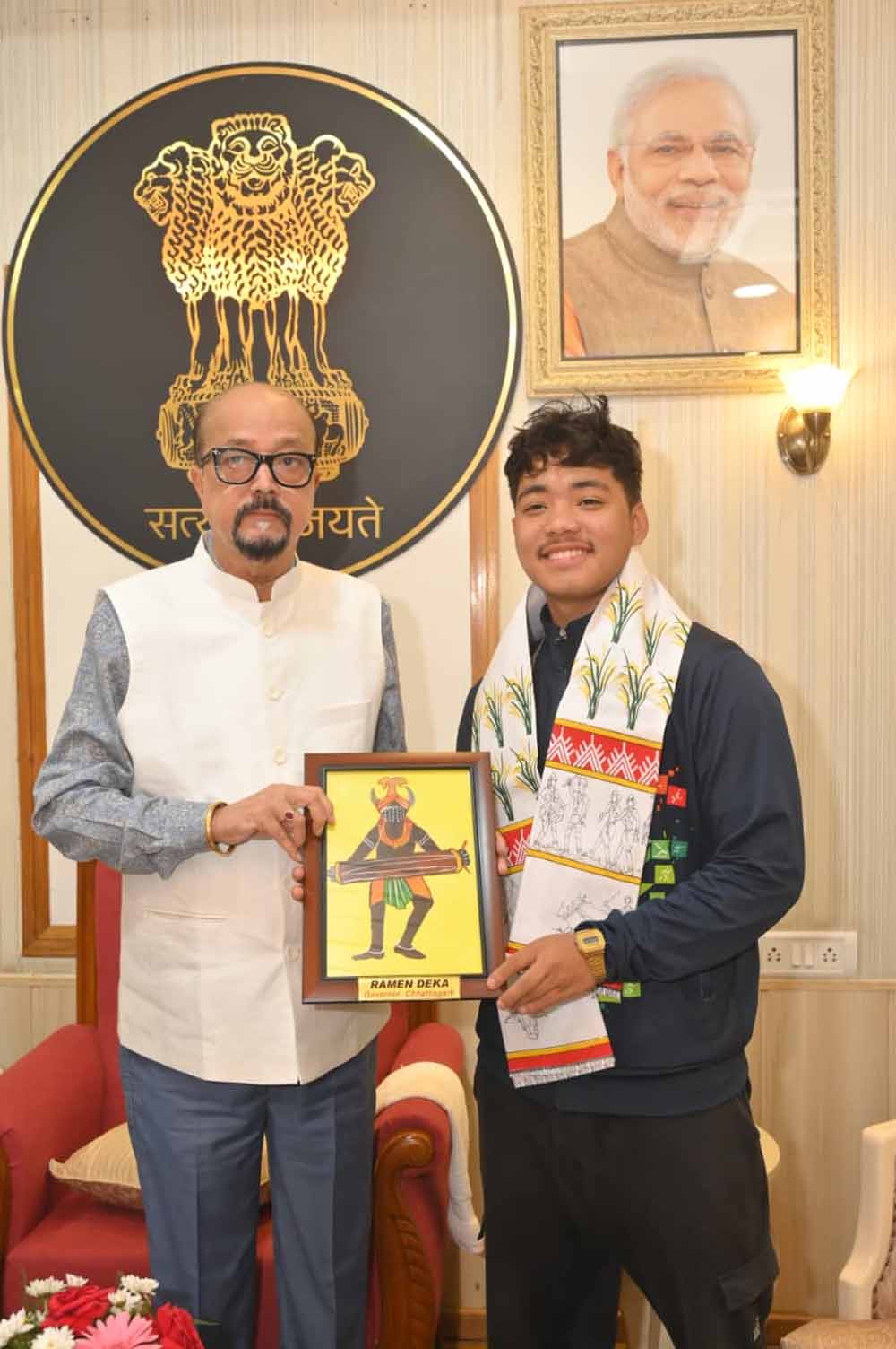 ट्राइबल गेम्स 2026 में शानदार प्रदर्शन, 9 पदक जीतने वाले असम के तैराकों ने राज्यपाल डेका से की मुलाकात