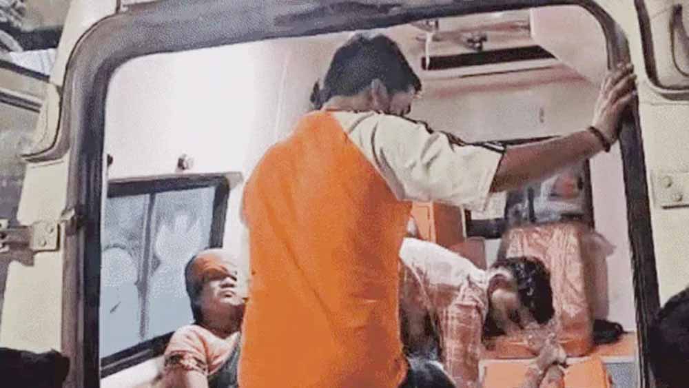 छिंदवाड़ा में भीषण सड़क हादसा: CM कार्यक्रम से लौट रही बस पलटी, 3 की मौत, 30+ घायल छिंदवाड़ा में भीषण सड़क हादसा: CM कार्यक्रम से लौट रही बस पलटी, 3 की मौत, 30+ घायल