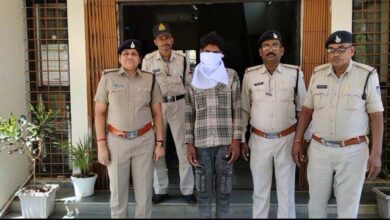 डेढ़ माह में भी नहीं उड़ा पाए चोरी का माल: नाबालिग साथी संग आरोपी धराया, तेल-घी और नकदी बरामद