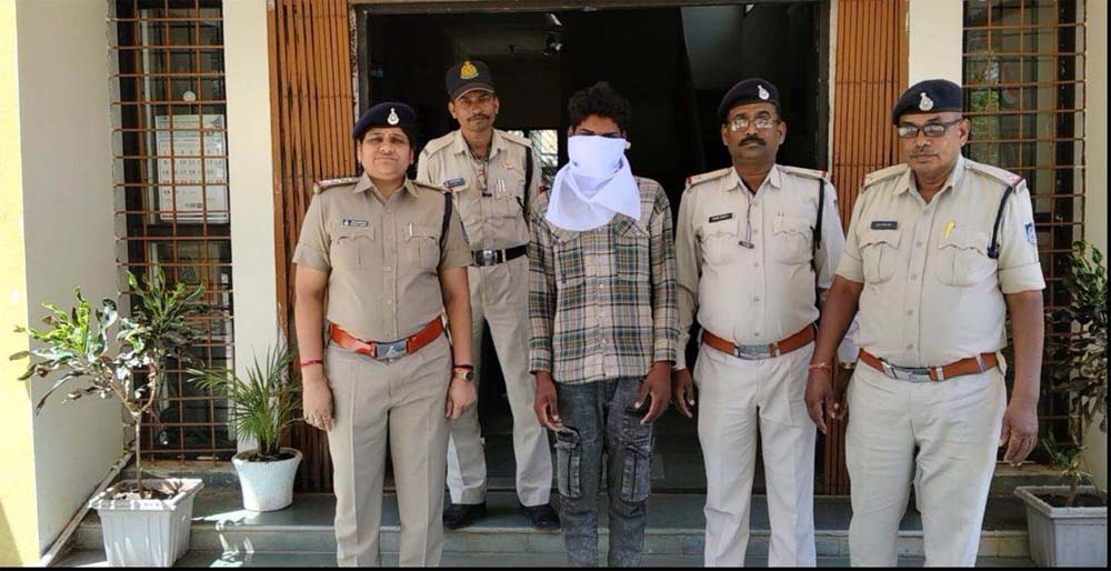 डेढ़ माह में भी नहीं उड़ा पाए चोरी का माल: नाबालिग साथी संग आरोपी धराया, तेल-घी और नकदी बरामद डेढ़ माह में भी नहीं उड़ा पाए चोरी का माल: नाबालिग साथी संग आरोपी धराया, तेल-घी और नकदी बरामद