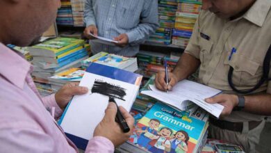 MRP से छेड़छाड़ का खेल: किताबों पर स्याही पोतकर महंगी बिक्री, स्कूल-दुकानदार पर कार्रवाई