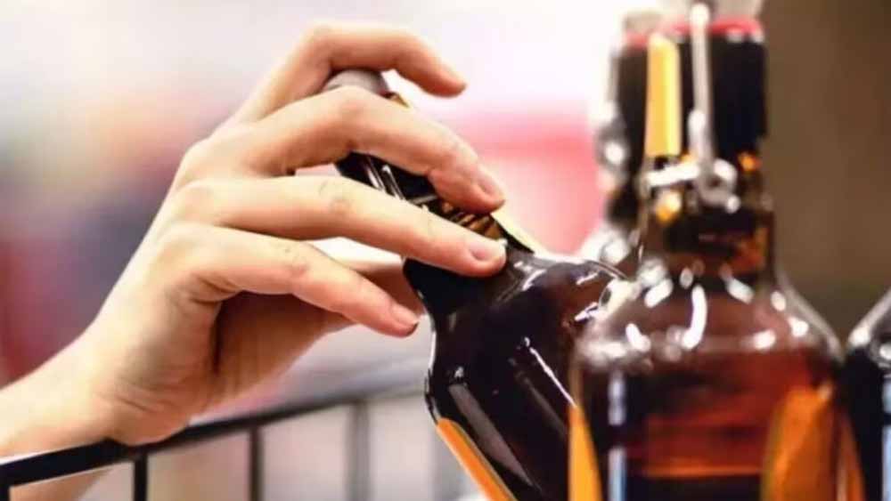 शराबियों के लिए खुशखबरी! होली पर दिल्ली में नहीं रहेगा ड्राई डे, 4 मार्च को खुलेंगी शराब की दुकानें