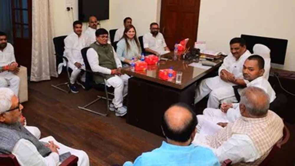 निशांत कुमार ऐक्शन में आए, संजय झा के घर जेडीयू की मीटिंग में दिखे