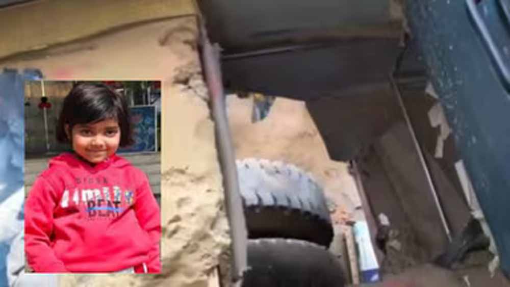 स्कूल बस की जर्जर फर्श से गिरी बच्ची, टायर तले कुचलकर मौत स्कूल बस की जर्जर फर्श से गिरी बच्ची, टायर तले कुचलकर मौत