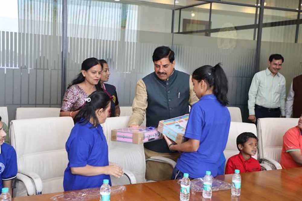 मुख्यमंत्री डॉ. यादव ने अपने जन्म दिवस पर दिव्यांग बच्चों को दुलारा बच्चों को दिये उपहार मुख्यमंत्री डॉ. यादव ने अपने जन्म दिवस पर दिव्यांग बच्चों को दुलारा बच्चों को दिये उपहार