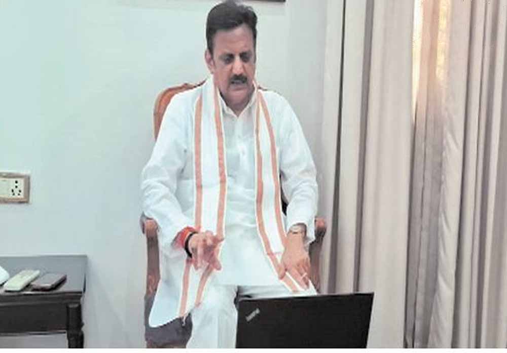 हर बसाहट में पक्की सड़क की सुविधा दें : उप मुख्यमंत्री  शुक्ल