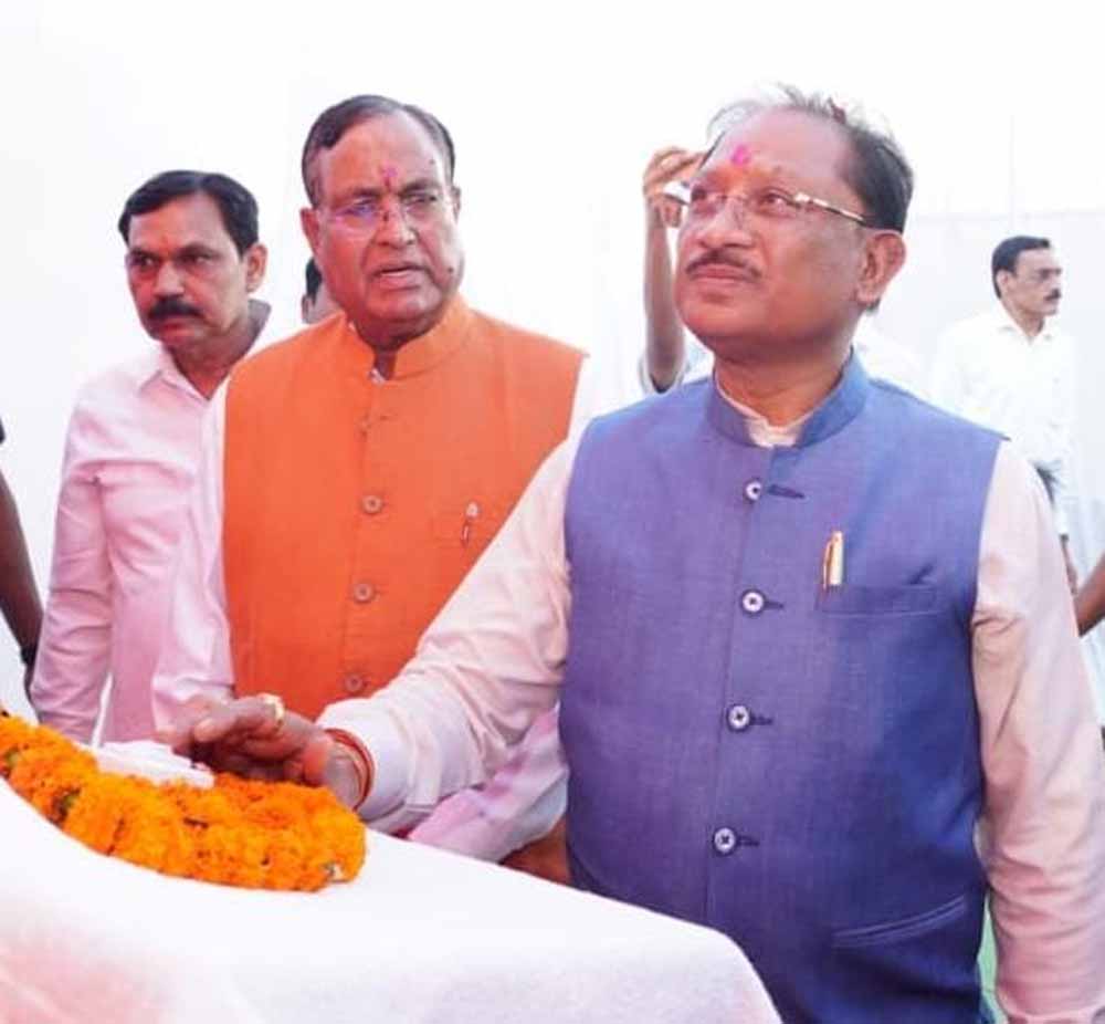 मुख्यमंत्री विष्णुदेव साय ने बड़ादेव की पूजा कर प्रदेशवासियों की सुख-समृद्धि की कामना की मुख्यमंत्री विष्णुदेव साय ने बड़ादेव की पूजा कर प्रदेशवासियों की सुख-समृद्धि की कामना की