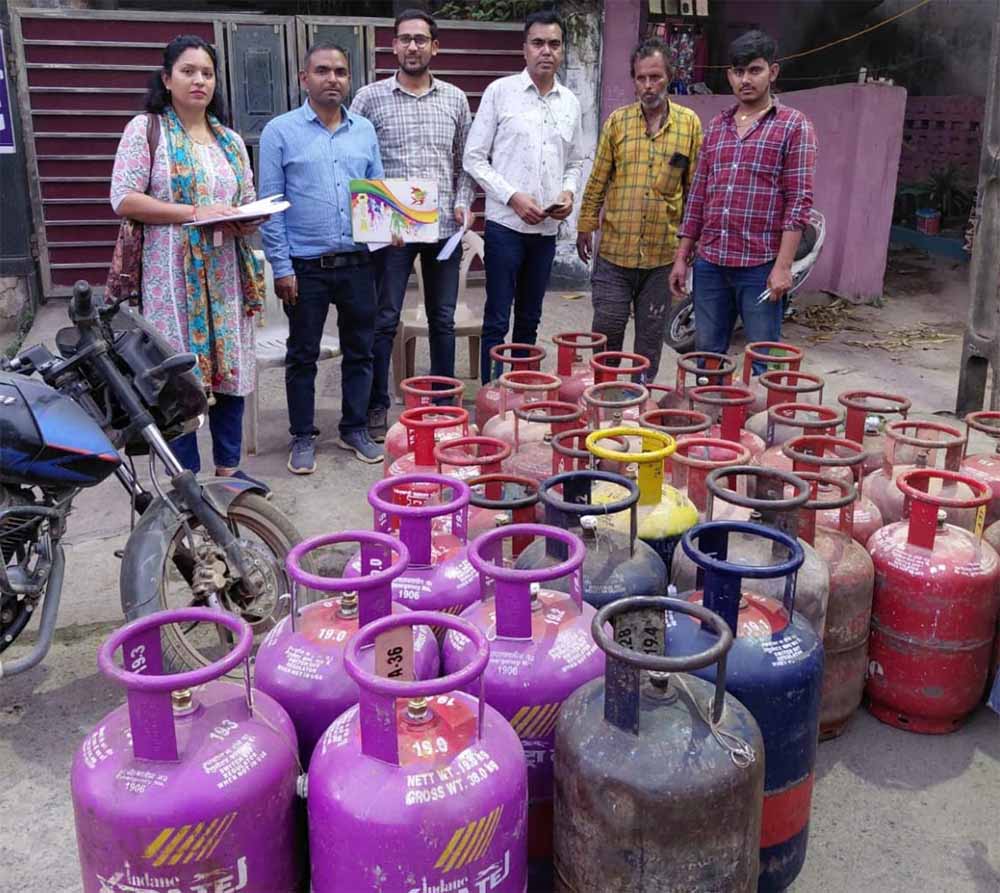 अवैध गैस रिफिलिंग पर जगदलपुर में बड़ी कार्रवाई, भारी मात्रा में सिलेंडर जब्त