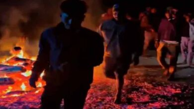 अंबिकापुर की अनोखी होली: होलिका दहन के बाद दहकते अंगारों पर चलते हैं ग्रामीण, नहीं पड़ते छाले