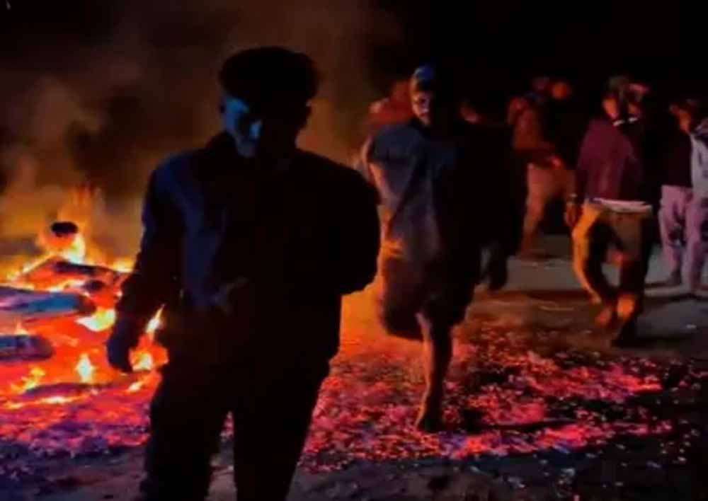 अंबिकापुर की अनोखी होली: होलिका दहन के बाद दहकते अंगारों पर चलते हैं ग्रामीण, नहीं पड़ते छाले