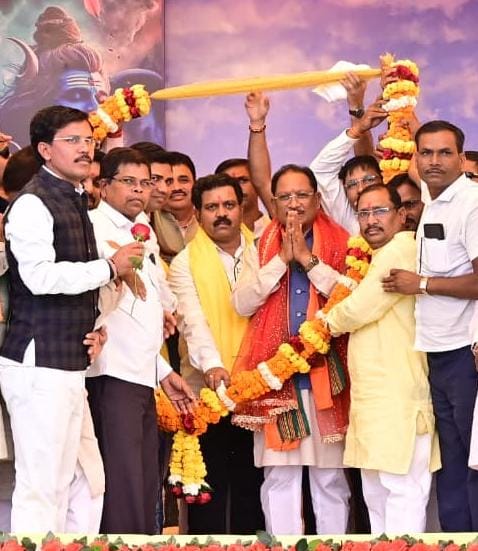 मुख्यमंत्री साय ने जुनवानी नर्मदा धाम में की पंच कुंडीय श्री रुद्र महायज्ञ की परिक्रमा,व्यासपीठ की पूजा-अर्चना कर लिया आशीर्वाद, प्रदेशवासियों की सुख-समृद्धि की कामना की मुख्यमंत्री साय ने जुनवानी नर्मदा धाम में की पंच कुंडीय श्री रुद्र महायज्ञ की परिक्रमा,व्यासपीठ की पूजा-अर्चना कर लिया आशीर्वाद, प्रदेशवासियों की सुख-समृद्धि की कामना की