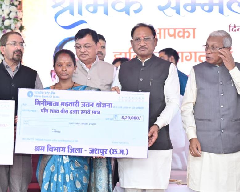 मेहनतकश श्रमिकों का सशक्तिकरण ही विकसित छत्तीसगढ़ की नींव है — मुख्यमंत्री विष्णु देव साय