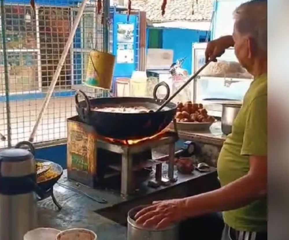 गैस संकट में अनोखा जुगाड़: सरायकेला में पुराने मोबिल से जल रही भट्टी, बन रहा गर्म नाश्ता
