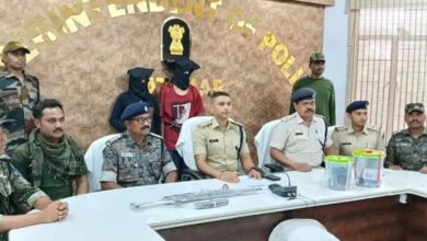 झारखंड पुलिस को बड़ी सफलता: 10 लाख के इनामी समेत 2 माओवादी कमांडर गिरफ्तार, हथियार बरामद झारखंड पुलिस को बड़ी सफलता: 10 लाख के इनामी समेत 2 माओवादी कमांडर गिरफ्तार, हथियार बरामद
