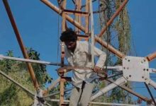 खंडवा में हाईवोल्टेज ड्रामा: पत्नी को बुलाने की जिद में 300 फीट टावर पर चढ़ा पति, पुलिस के छूटे पसीने