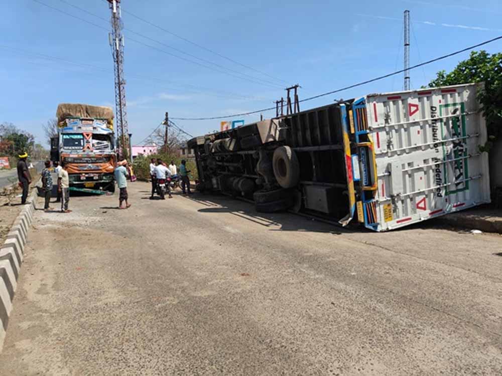 मंडला में दर्दनाक हादसा: जर्जर पुल से गिरी बाइक, चार युवकों की मौत मंडला में दर्दनाक हादसा: जर्जर पुल से गिरी बाइक, चार युवकों की मौत