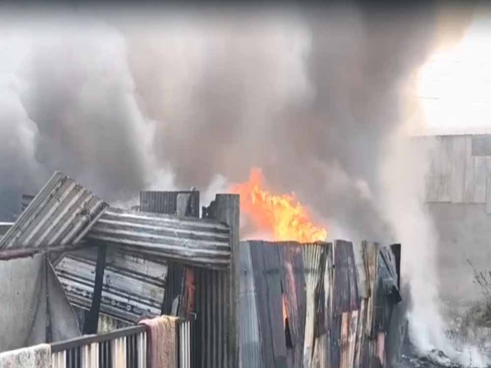 इंदौर में भीषण आग: स्क्रैप गोदाम से उठा धुएं का गुबार, कई किमी दूर तक दिखा असर इंदौर में भीषण आग: स्क्रैप गोदाम से उठा धुएं का गुबार, कई किमी दूर तक दिखा असर