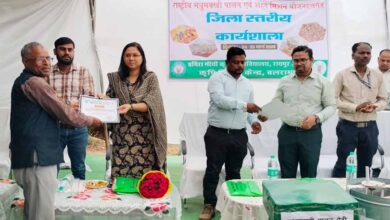 मधुमक्खी पालन से किसानों की आय में 20 से 25 प्रतिशत तक वृद्धि संभव मधुमक्खी पालन से किसानों की आय में 20 से 25 प्रतिशत तक वृद्धि संभव