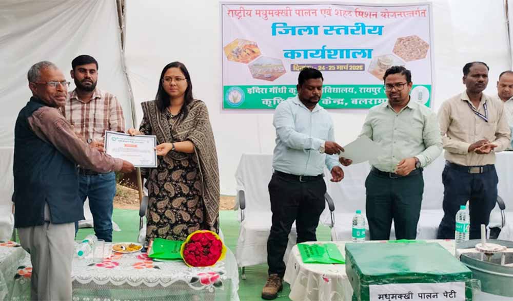 मधुमक्खी पालन से किसानों की आय में 20 से 25 प्रतिशत तक वृद्धि संभव