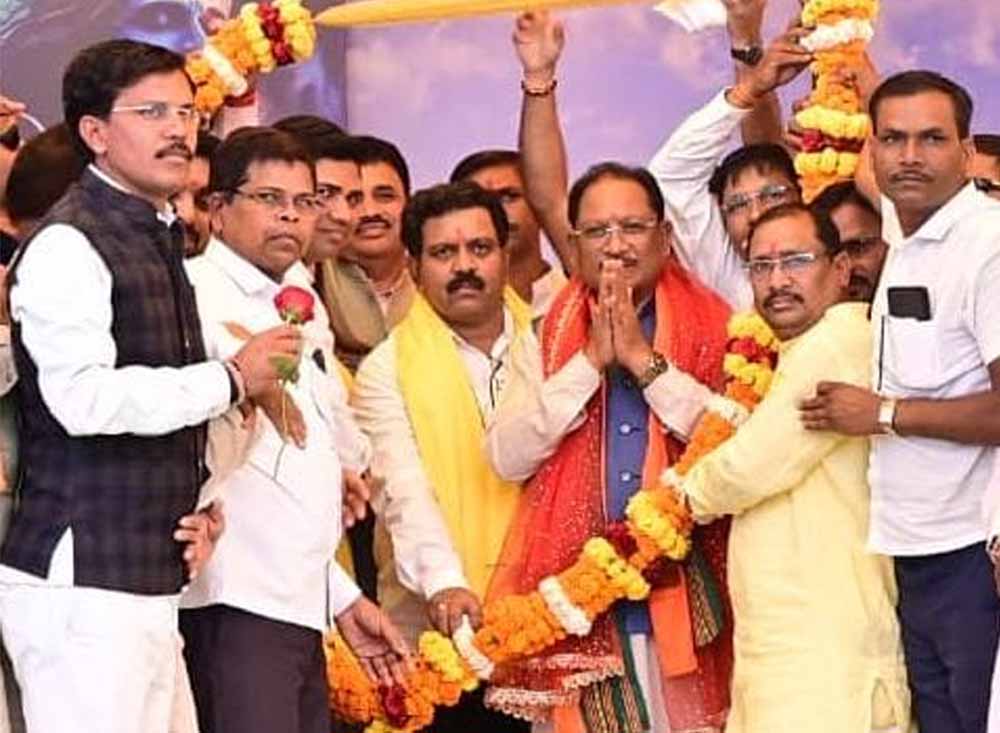 मुख्यमंत्री साय ने जुनवानी नर्मदा धाम में की पंच कुंडीय रुद्र महायज्ञ की परिक्रमा मुख्यमंत्री साय ने जुनवानी नर्मदा धाम में की पंच कुंडीय रुद्र महायज्ञ की परिक्रमा