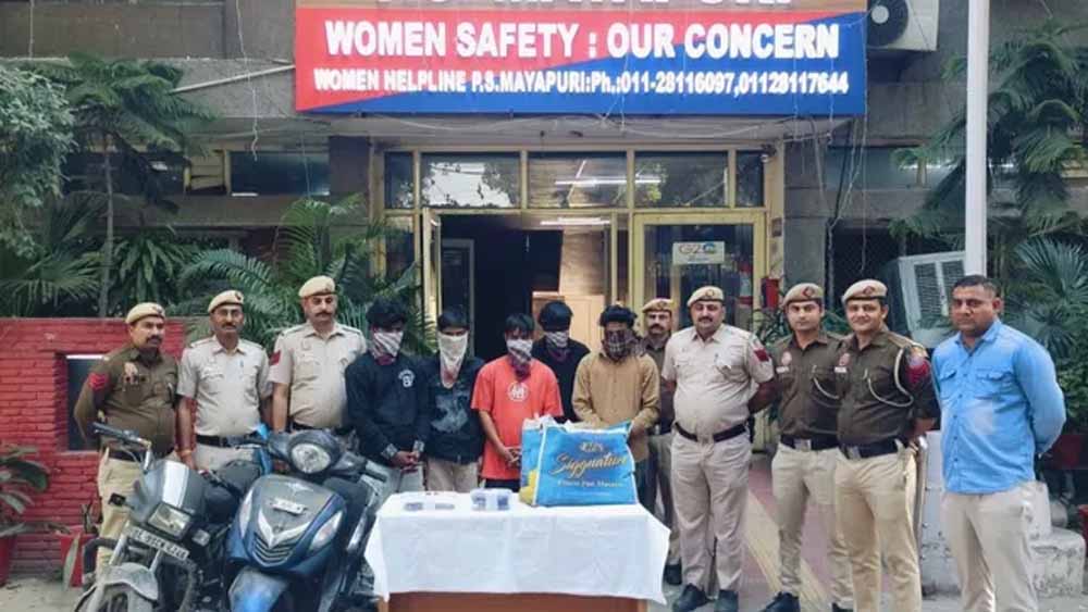 दिल्ली के मायापुरी में लूटपाट गिरोह का भंडाफोड़, पांच शातिर बदमाश गिरफ्तार दिल्ली के मायापुरी में लूटपाट गिरोह का भंडाफोड़, पांच शातिर बदमाश गिरफ्तार