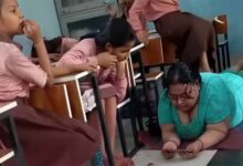 चित्रकूट में छात्राओं से मालिश कराते दिखीं हेडमास्टर, क्लासरूम में ‘मैडम’ की सेवा’ पर भड़के पैरेंट्स